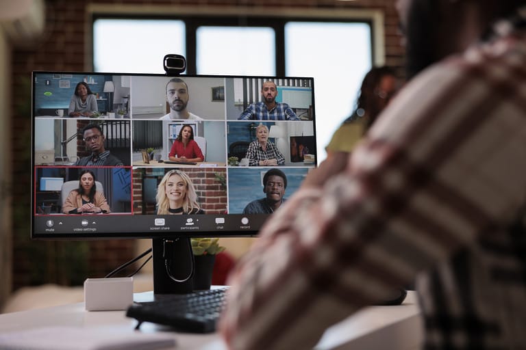 Visualizing effective leadership in hybrid and remote teams.